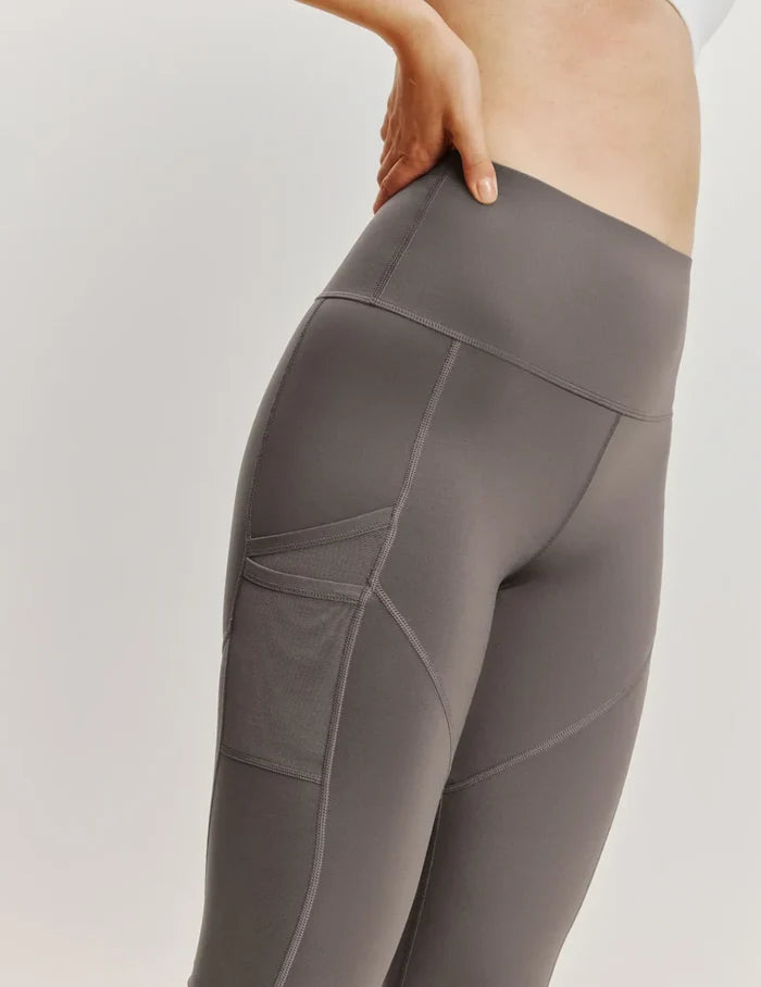 Sydney has 39" hips and wears a Knix size M | Titanium