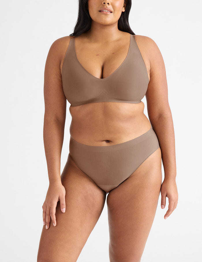 Adiya has 43" hips and wears a Knix size L | Mushroom