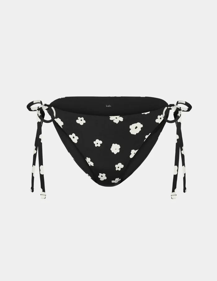 | Front view of model highlighting the coverage and fit | Daisy