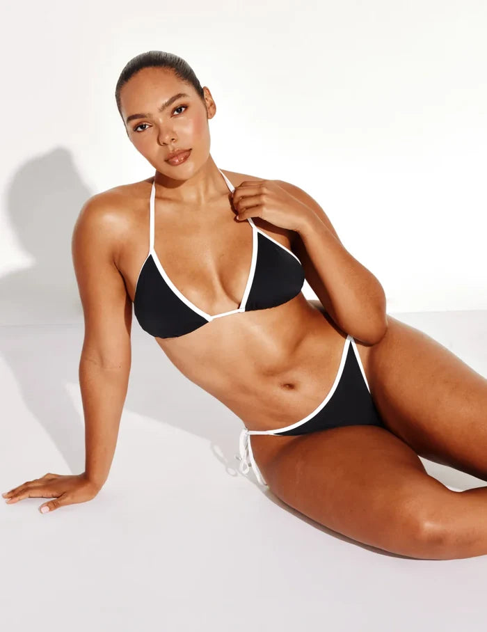 Amber is a 36C and wears a Knix size L | Black/White