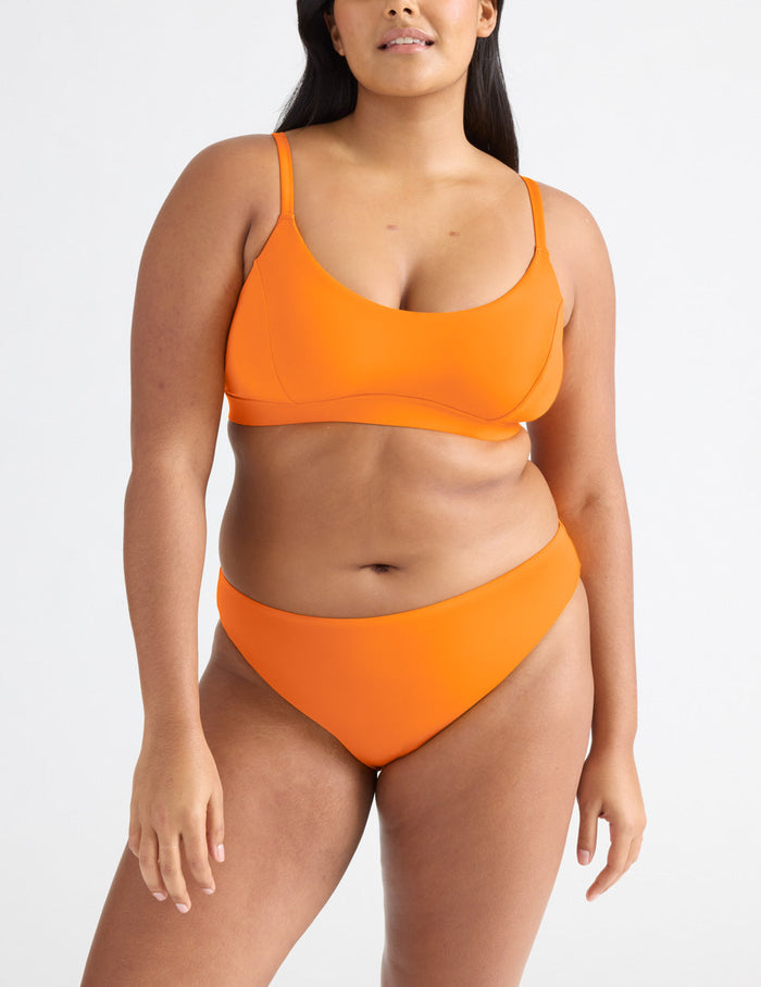 Adiya has 43" hips and wears a Knix size L | Mango