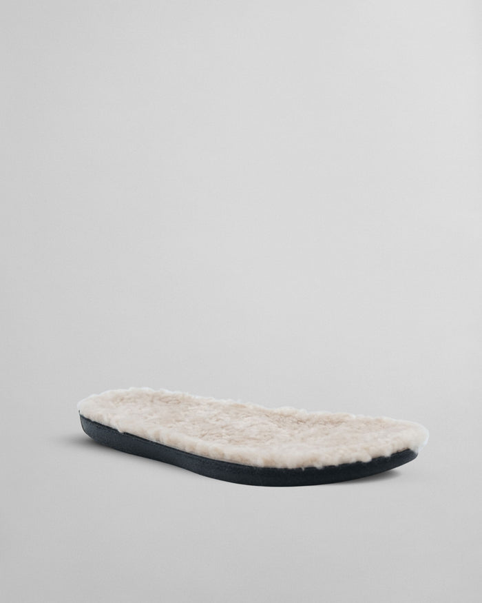 Carbon Step Shearling insole with cream wool fleece lining and black rubber base.