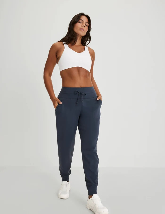 | Front view of model wearing the CloudCut™ Jogger highlighting the coverage and fit | Twilight Navy