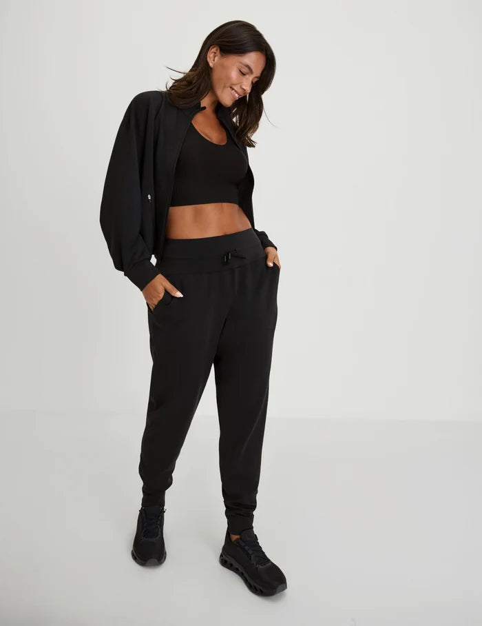 | Front view of model wearing the CloudCut™ Jogger highlighting the coverage and fit | Black