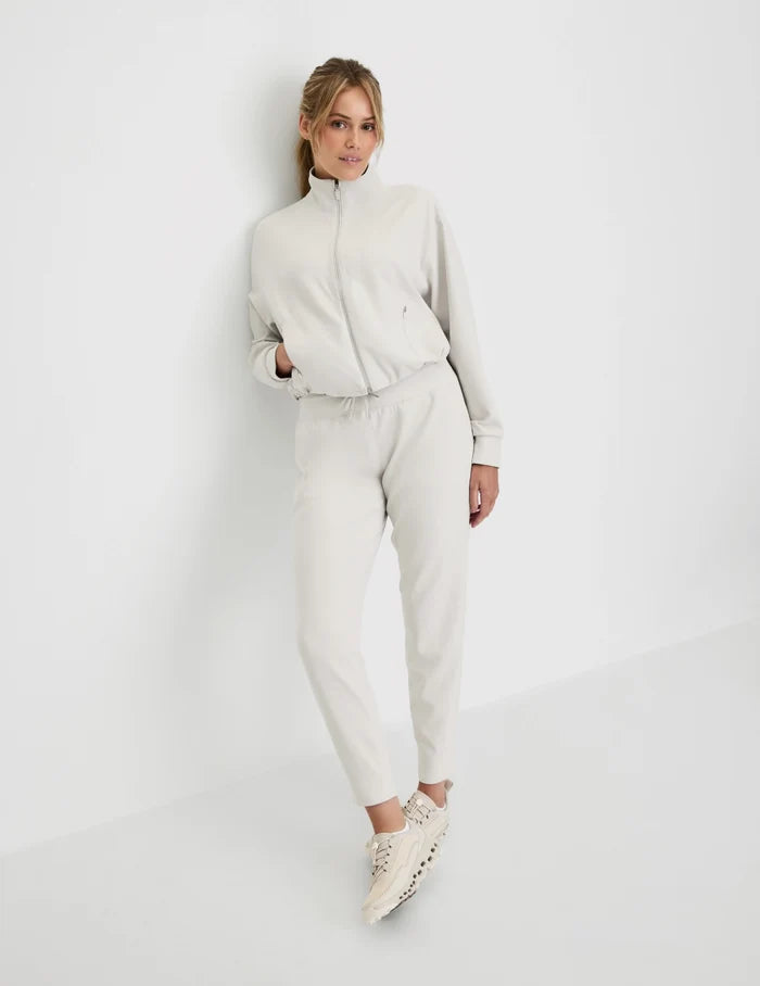 | Front view of model wearing the CloudCut™ Jogger highlighting the coverage and fit | Sphere