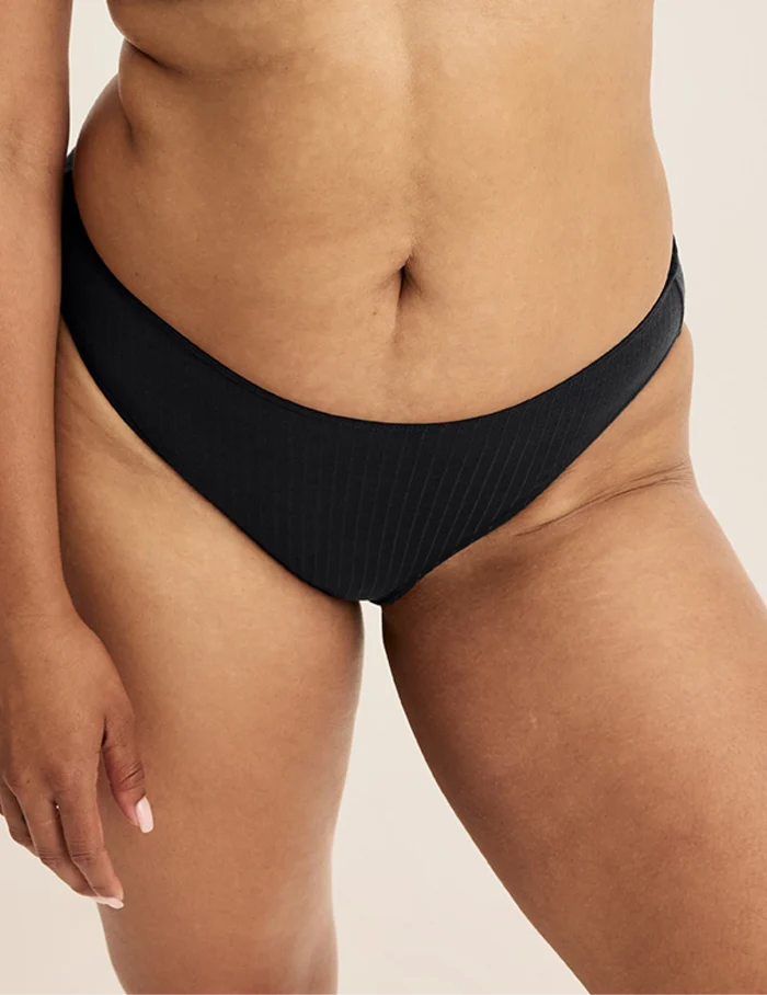 Binta has 44” hips wearing KNIX L | Black