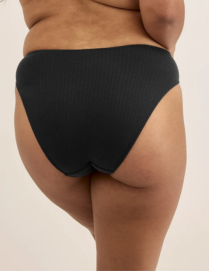 Binta has 44” hips wearing KNIX L | Black