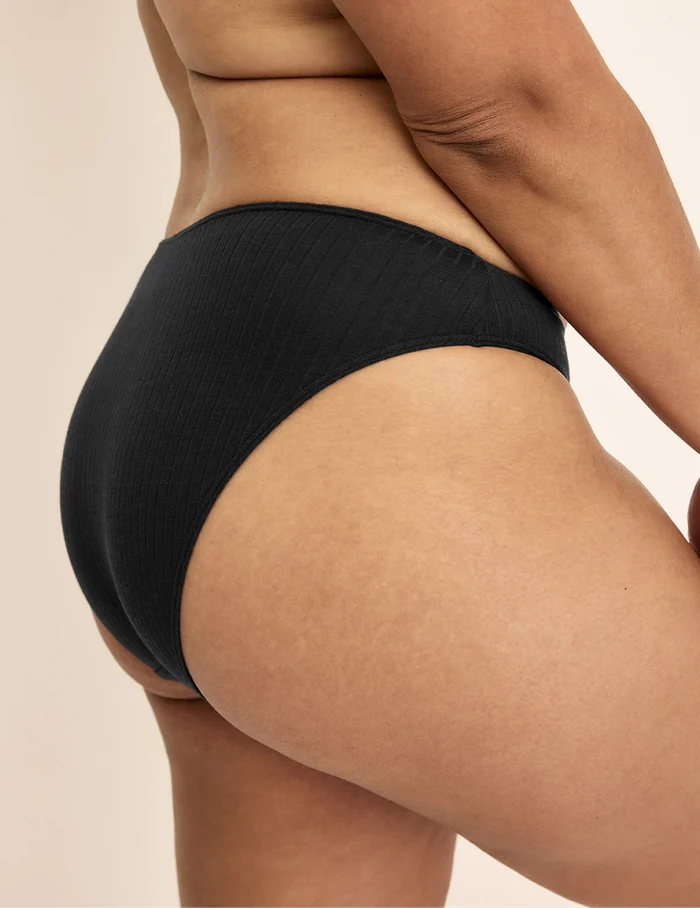 Binta has 44” hips wearing KNIX L | Black