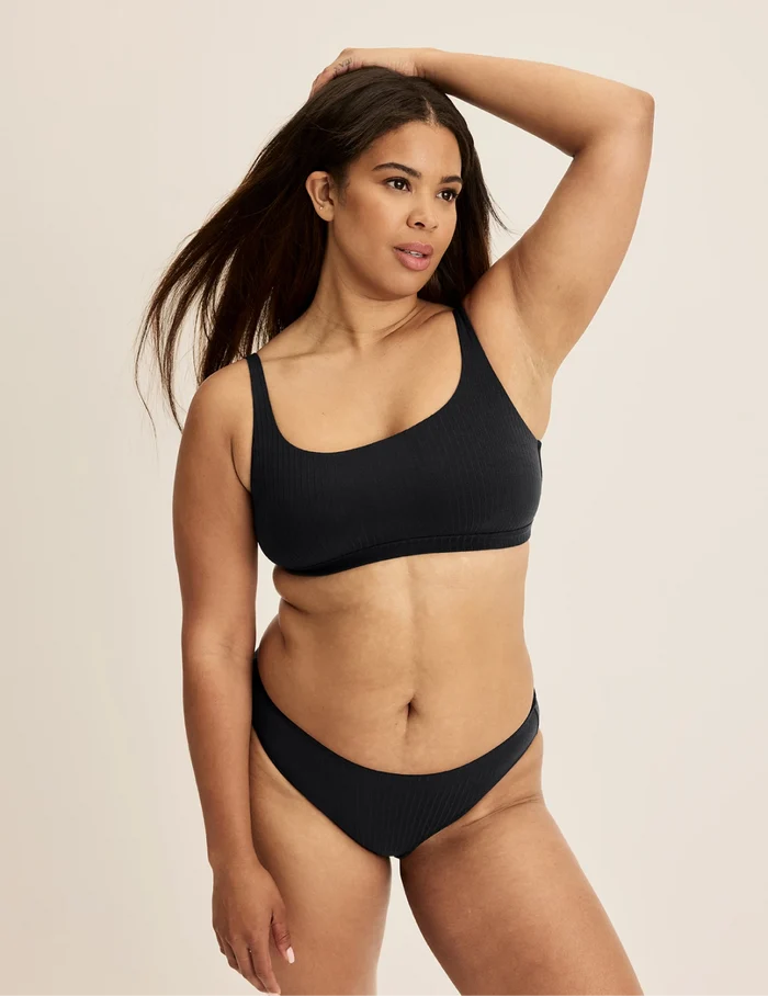 Binta has 44” hips wearing KNIX L | Black