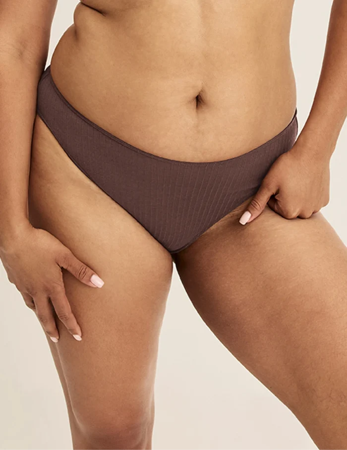 Binta has 44” hips wearing KNIX L | Espresso