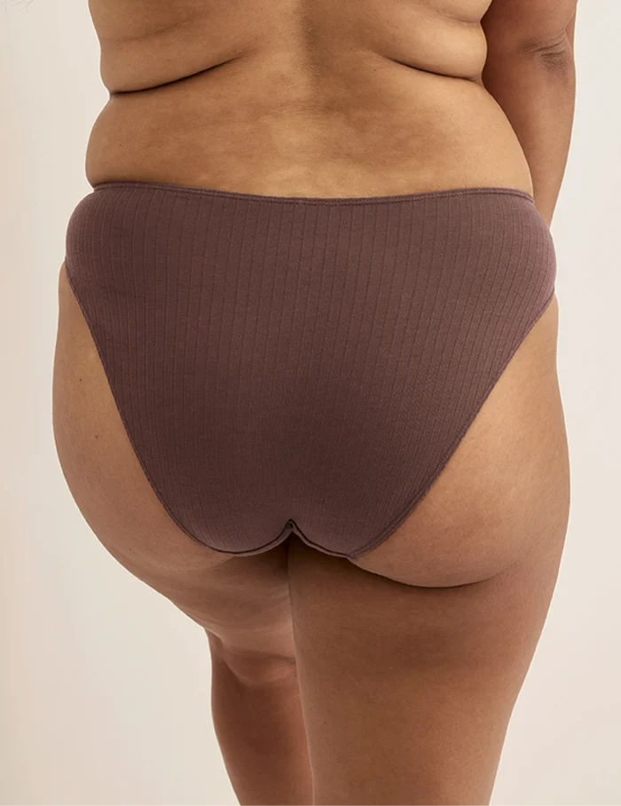 Binta has 44” hips wearing KNIX L | Espresso