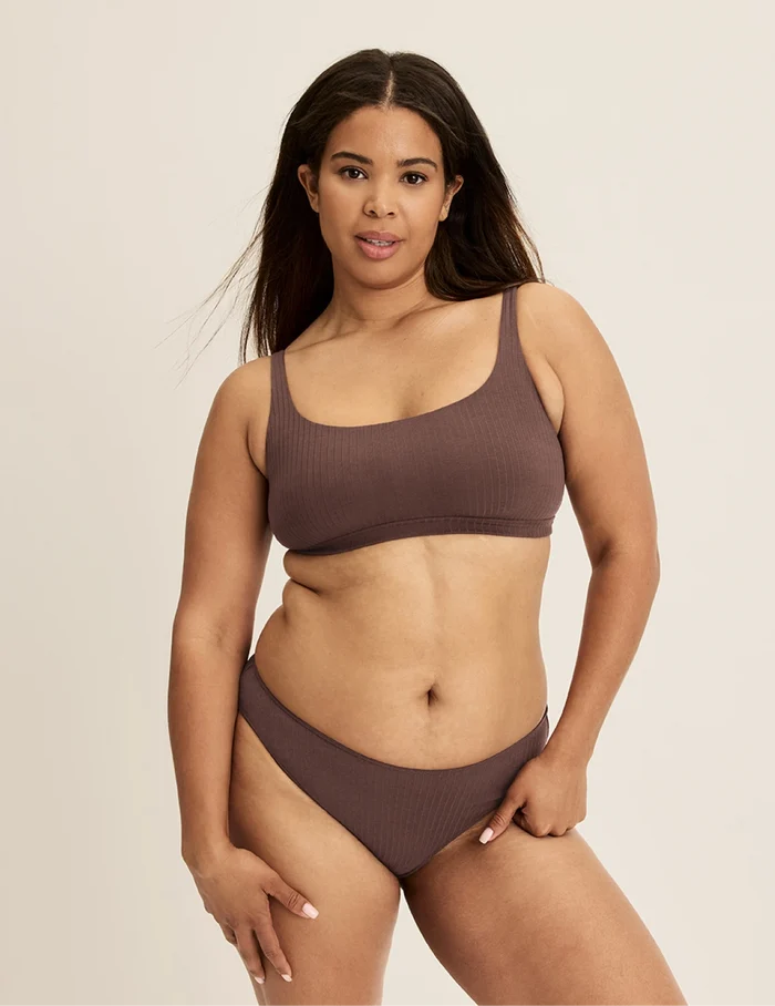 Binta has 44” hips wearing KNIX L | Espresso
