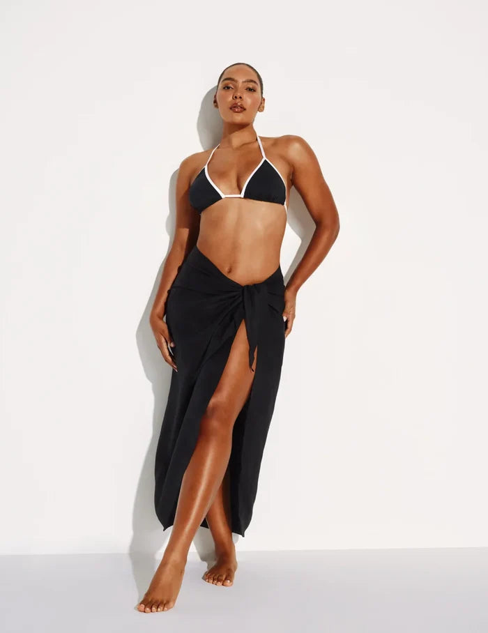 Amber has 44” hips and wears a Knix size M/L | Front view of model wearing the Crinkle Linen Sarong highlighting the coverage and fit | Black