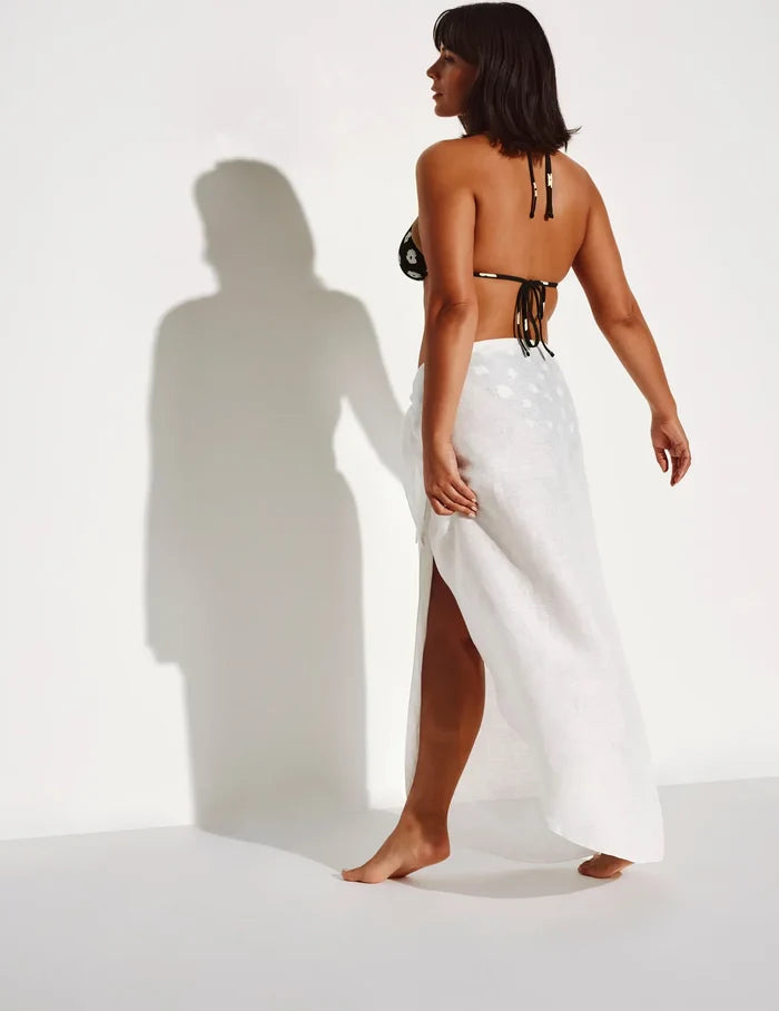 Maya has 43” hips and wears a Knix size M/L | Back view of model wearing the Crinkle Linen Sarong highlighting the coverage and fit | Ivory