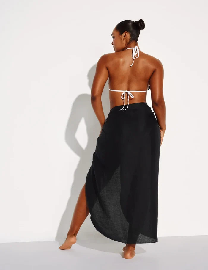 Amber has 44” hips and wears a Knix size M/L | Back view of model wearing the Crinkle Linen Sarong highlighting the coverage and fit | Black