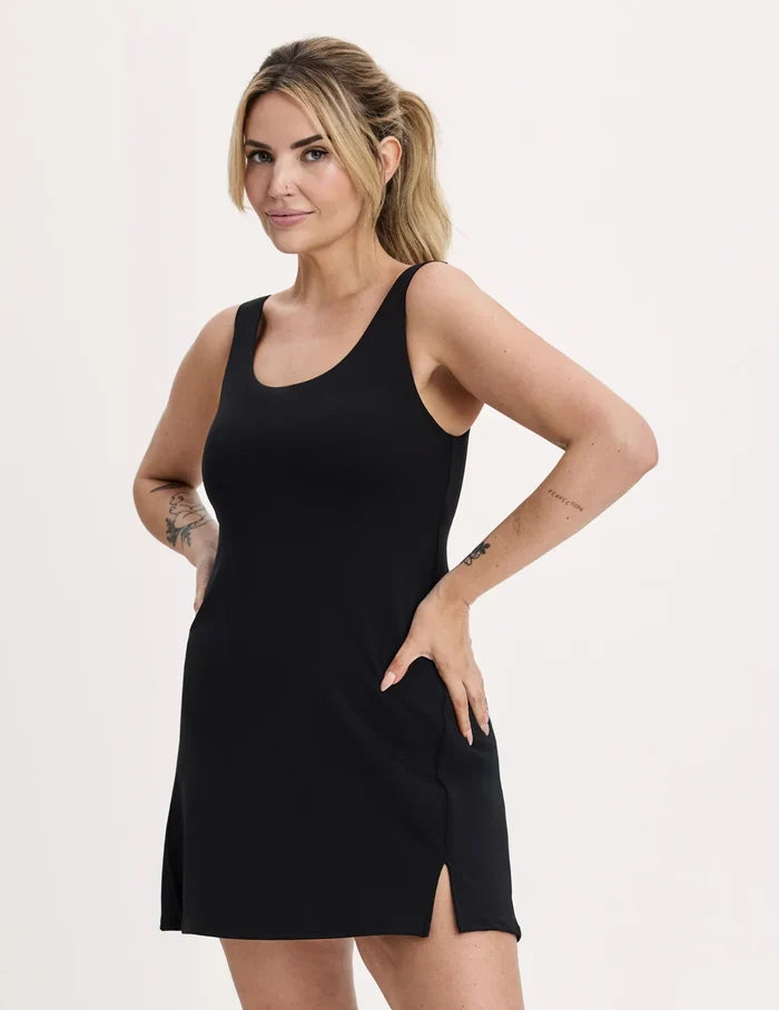 Sarah (Birds Papaya) is 5’8” wearing KNIX M | Black