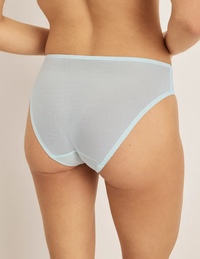 Sofia has 36.5” hips and wearing KNIX S | Blue Light