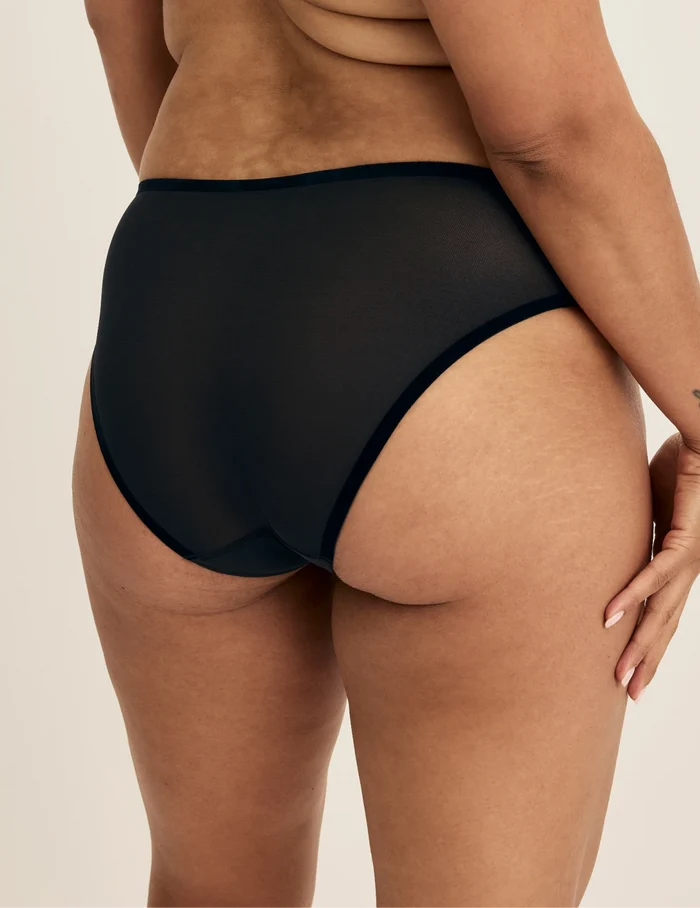 Binta has 44” hips wearing KNIX L | Front view of model wearing the Essential Full Mesh Bikini highlighting the coverage and smooth fit | Black