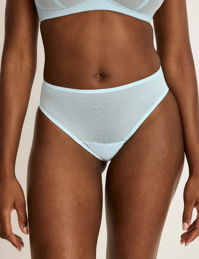 Orlane has 40” hips and wearing KNIX M | Blue Light