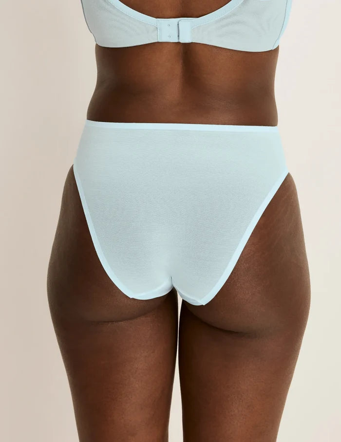 Orlane has 40” hips and wearing KNIX M | Blue Light