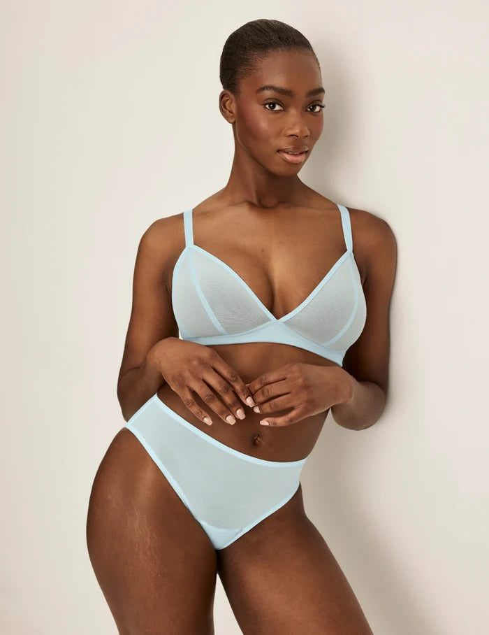 Orlane has 40” hips and wearing KNIX M | Blue Light