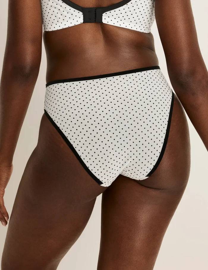 Orlane has 40” hips and wearing KNIX M | Back view of model wearing the Essential Full Mesh French Cut highlighting the coverage and smooth fit | White with Black Polka Dot