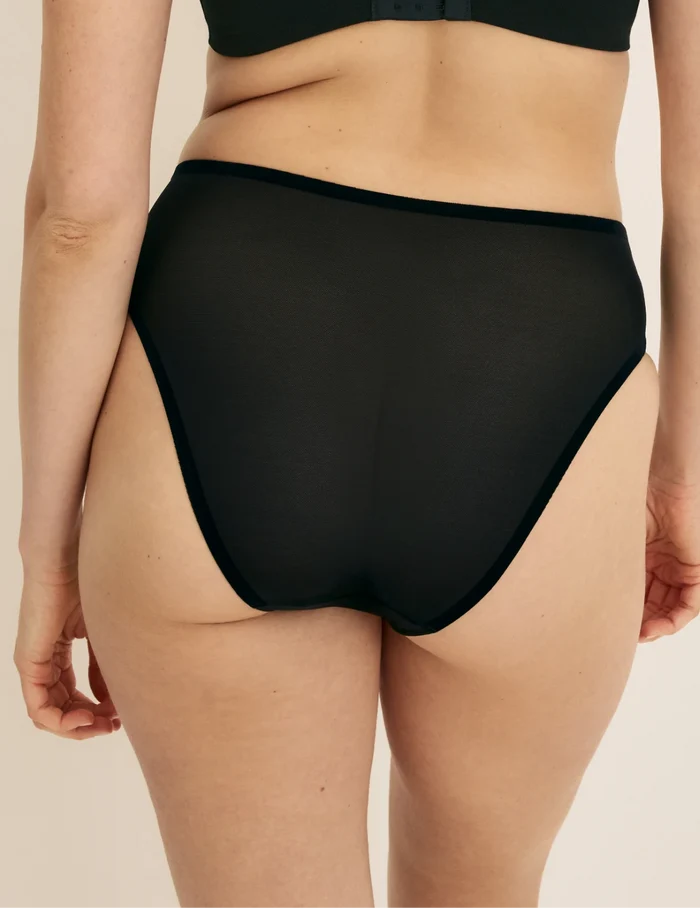 Sarah has 38.5“ hips and wearing KNIX M | Back view of model wearing the Essential Full Mesh French Cut highlighting the coverage and smooth fit | Black