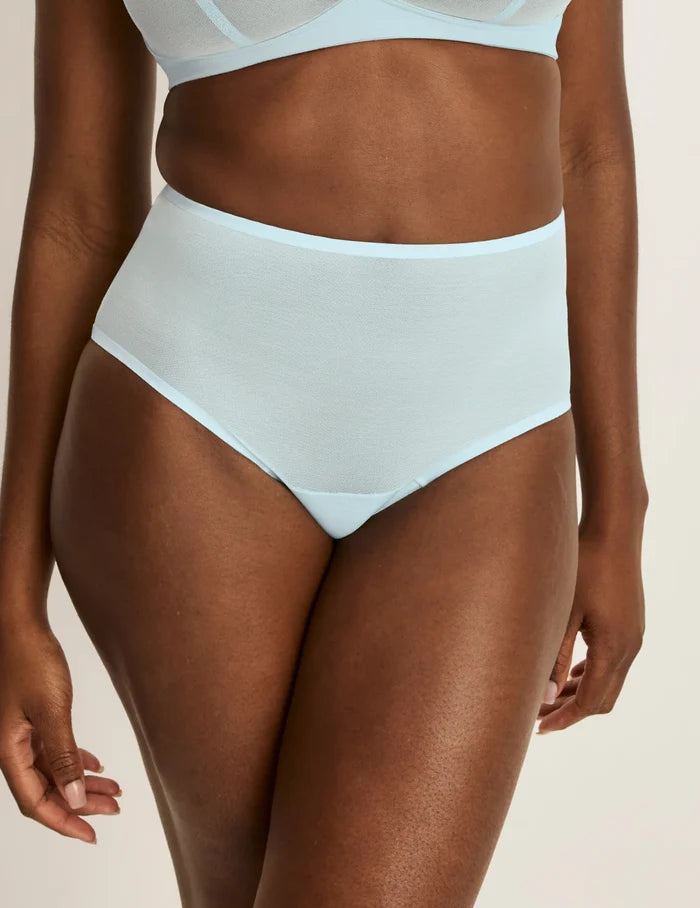 Orlane has 40” hips and wearing KNIX M | Blue Light