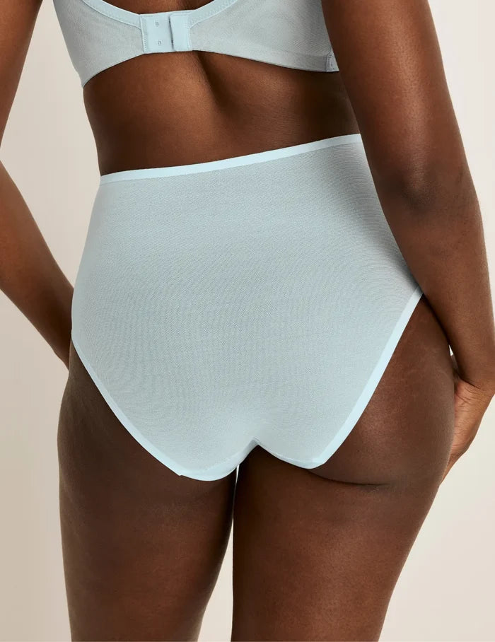 Orlane has 40” hips and wearing KNIX M | Blue Light