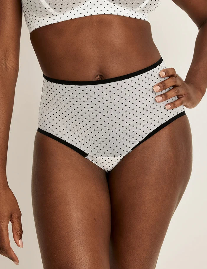 Orlane has 40” hips and wearing KNIX M | Front view of model wearing the Essential Full Mesh High Rise highlighting the coverage and smooth fit | White with Black Polka Dot