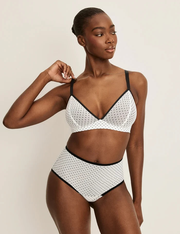 Orlane has 40” hips and wearing KNIX M | Full-body view of model wearing the Essential Full Mesh High Rise highlighting the coverage and smooth fit | White with Black Polka Dot