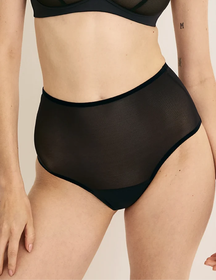 Molly has 36“ hips wearing KNIX S | Front view of model wearing the Essential Full Mesh High Rise highlighting the coverage and smooth fit | Black
