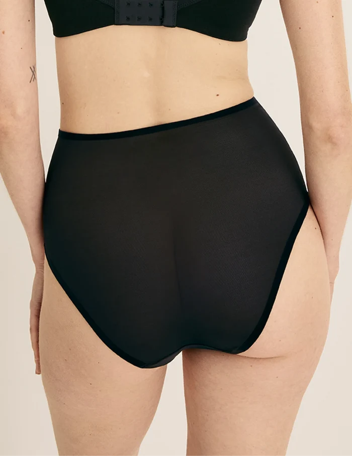 Molly has 36“ hips wearing KNIX S | Back view of model wearing the Essential Full Mesh High Rise highlighting the coverage and smooth fit | Black