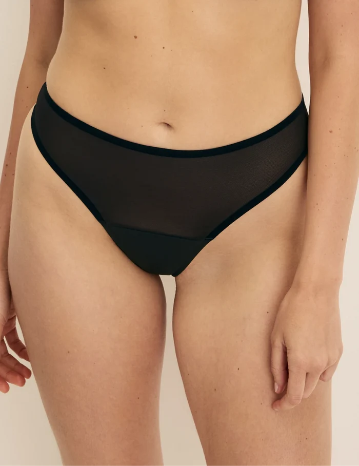 Sarah has 38.5“ hips and wearing KNIX M | Front view of model wearing the Essential Full Mesh Thong highlighting the coverage and smooth fit | Black