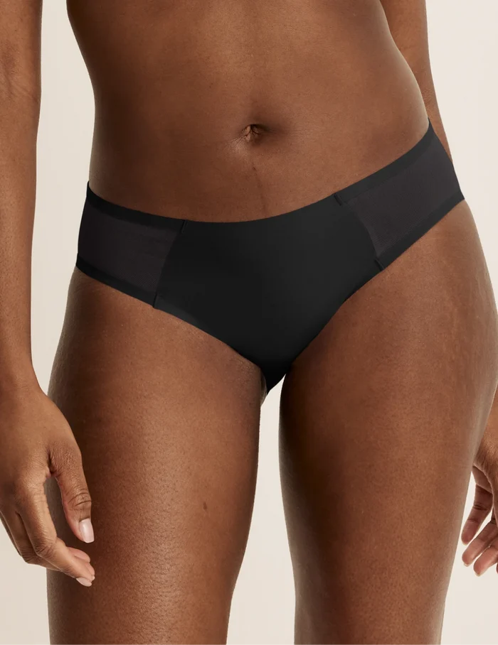 Orlane has 40” hips and wearing KNIX M | Black