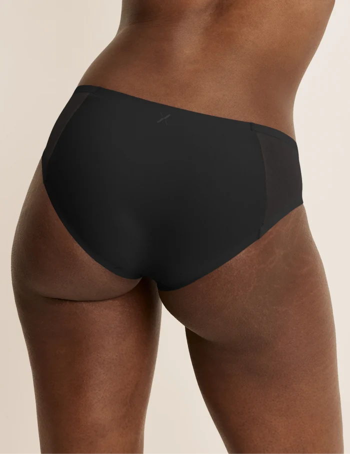 Orlane has 40” hips and wearing KNIX M | Black
