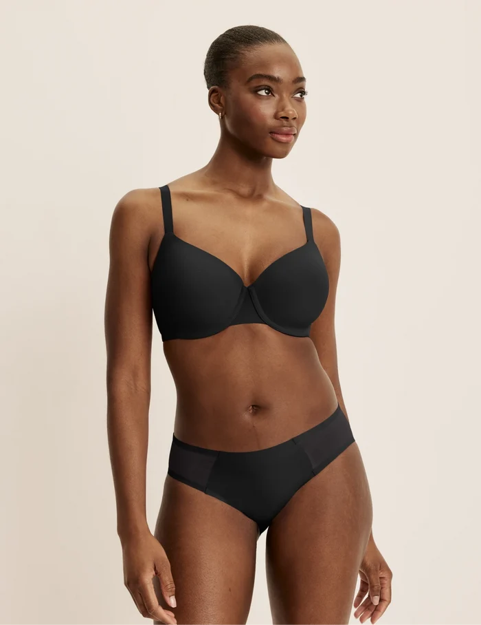 Orlane has 40” hips and wearing KNIX M | Black