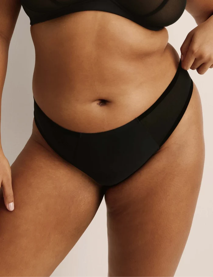 Adiya has 40” hips and wearing KNIX L | Black