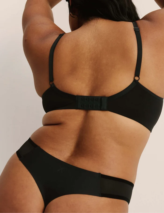 Adiya has 40” hips and wearing KNIX L | Black