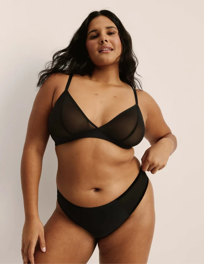 Adiya has 40” hips and wearing KNIX L | Black
