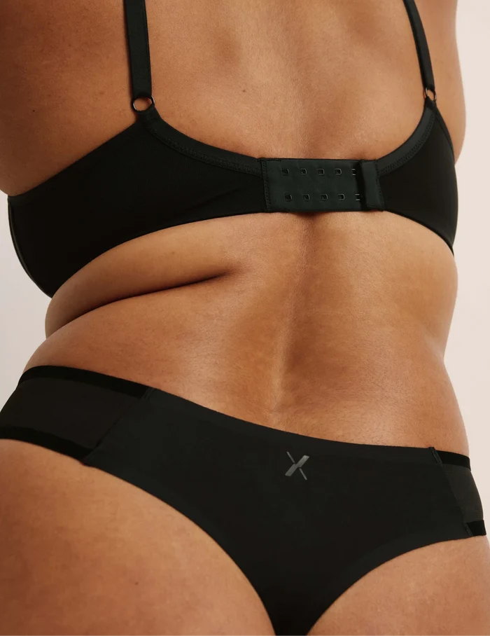 Adiya has 40” hips and wearing KNIX L | Black