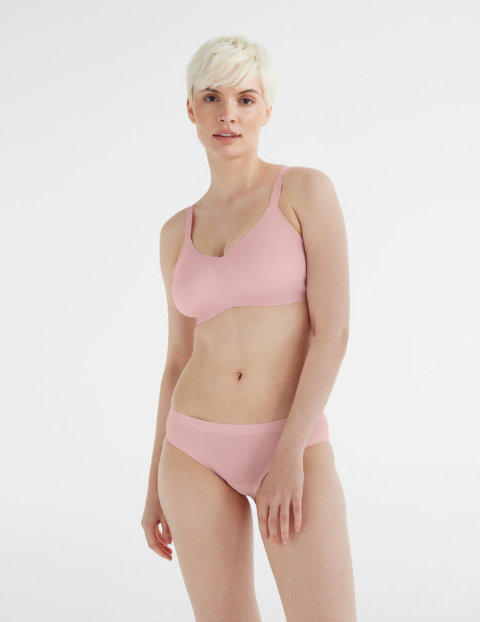 Claire has 35" hips, 24" waist and wears a Knix size S | Rose Water