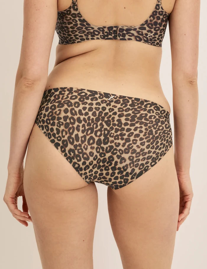 Sarah has 38.5“ hips and wears KNIX M | Back view of model wearing the Essential No-Show Bikini highlighting the coverage and smooth fit | Cheetah Print
