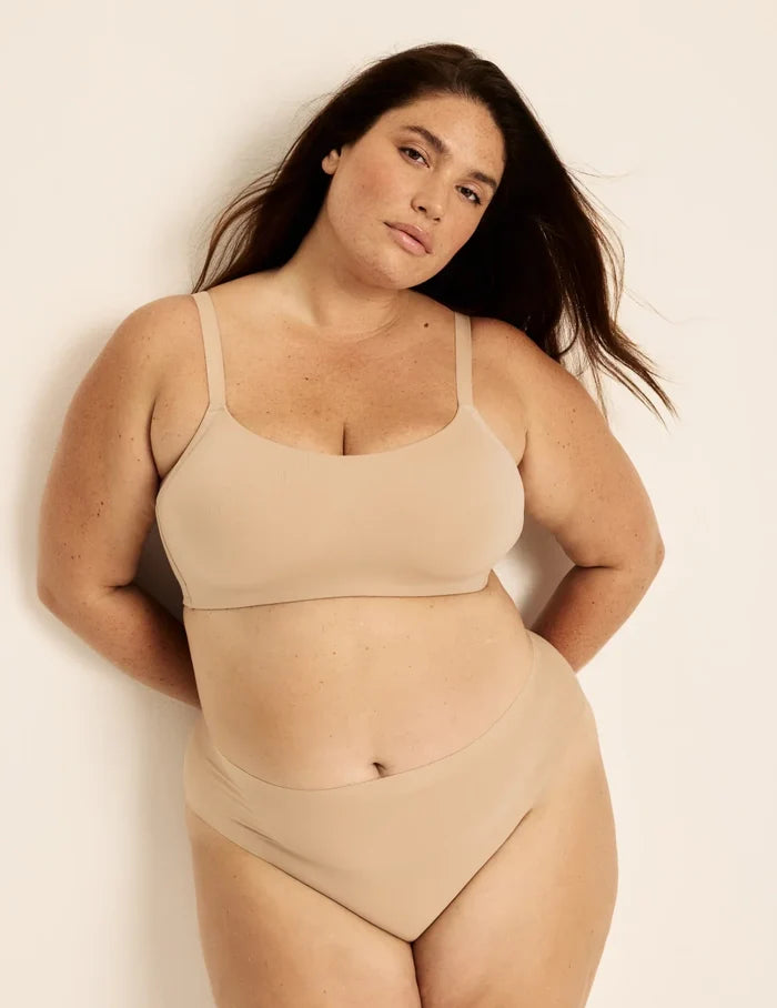 Clementine has 51” hips, and wearing KNIX XXL | Full-body view of model wearing the Essential No-Show French Cut highlighting the coverage and smooth fit | Warm Sand