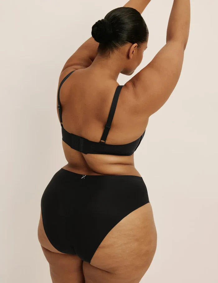 Leslie has 49” hips, wearing KNIX XXL | Black