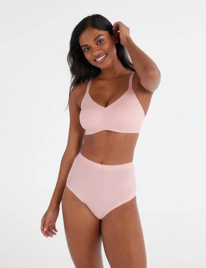 Jay has 36" hips, 27" waist and wears a Knix size S | Rose Water
