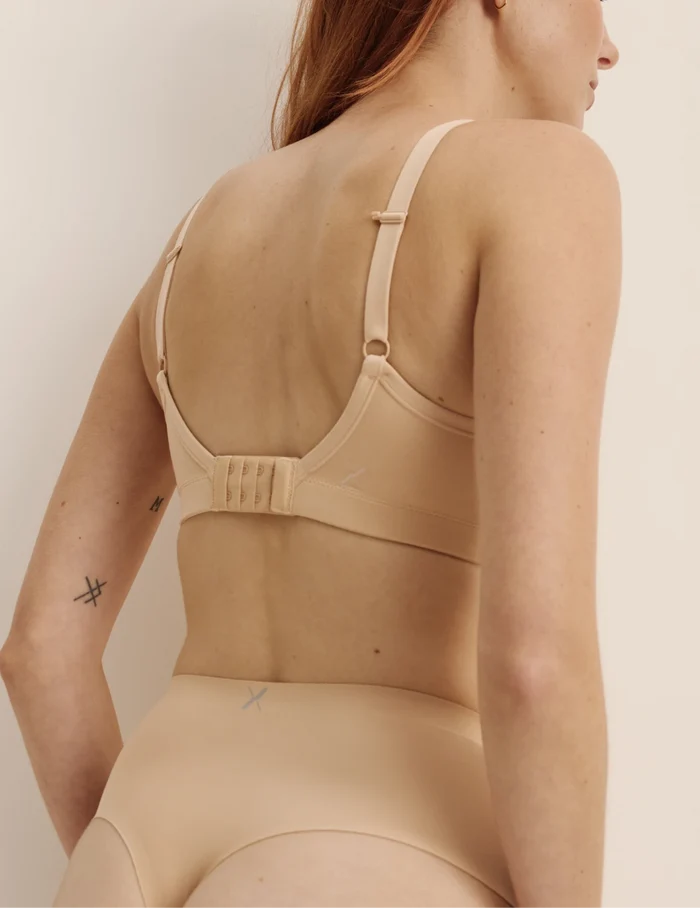 Molly has 36“ hips wearing KNIX S | Back view of model wearing the Essential No-Show High Rise Thong highlighting the coverage and smooth fit | Warm Sand