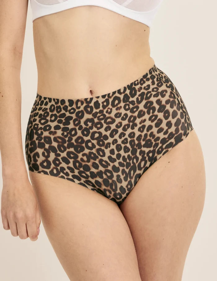 Molly has 36“ hips and wears KNIX S | Front view of model wearing the Essential No-Show High Rise highlighting the coverage and smooth fit | Cheetah Print