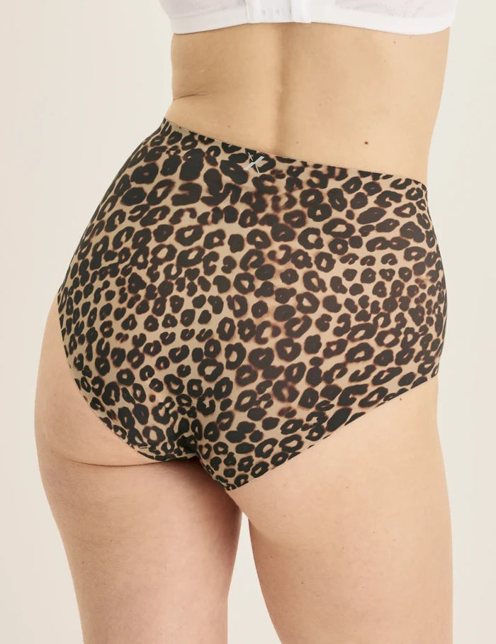 Molly has 36“ hips and wears KNIX S | Back view of model wearing the Essential No-Show High Rise highlighting the coverage and smooth fit | Cheetah Print