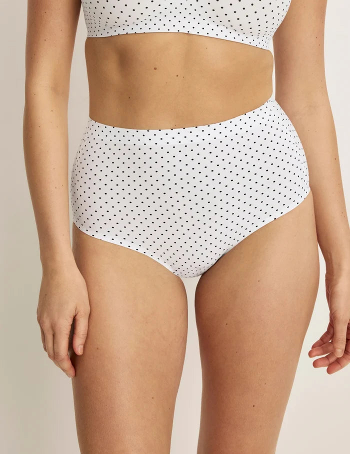 Sarah has 38.5“ hips and wears KNIX M | Front view of model wearing the Essential No-Show High Rise highlighting the coverage and smooth fit | White with Black Polka Dot
